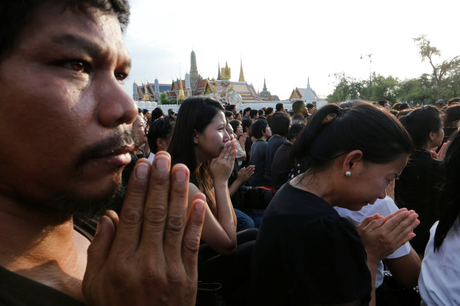 Người dân Thái Lan xếp hàng chờ viếng nhà vua ở Bangkok ngày 14-10 - Ảnh: Reuters