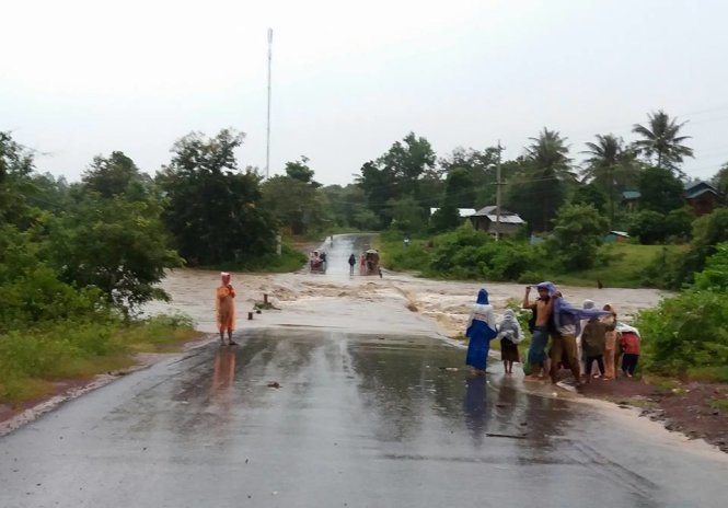 Một đoạn ngầm trên tuyến đường từ trung tâm huyện Hướng Hóa vào bảy xã vùng Lìa bị ngập nước gây tắc nghẽn sáng 14-10 – Ảnh: UYÊN NHI