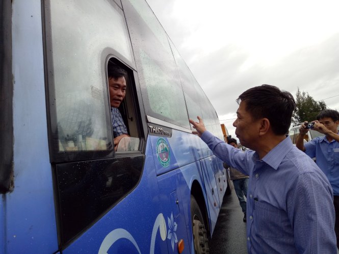 Ông Nguyễn Hữu Hoài, chủ tịch UBND tỉnh Quảng Bình thăm hỏi các tài xế ô tô bị mắc kẹt trên Quốc lộ 1 sáng 15-10 – Ảnh: DIỆP ĐỒNG