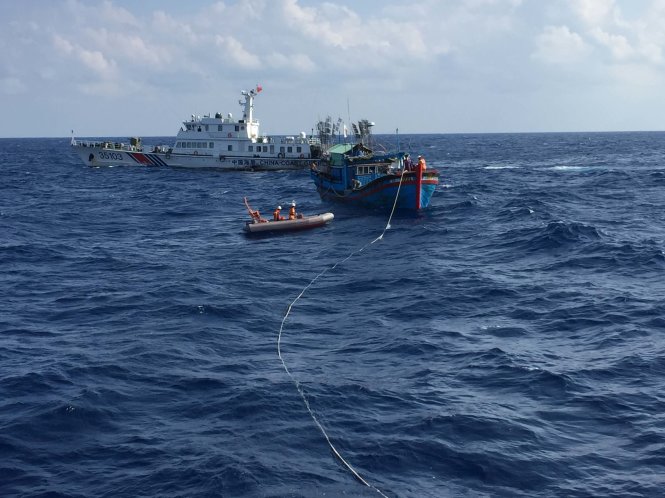 Tàu cảnh sát biển Trung Quốc vào cách bờ biển Đà Nẵng 45 hải lý, liên tục cản trở, gây rối việc cứu hộ cứu nạn ngư dân của cơ quan
 chức năng Việt Nam hồi tháng 1-2016 - Ảnh tư liệu Tuổi Trẻ