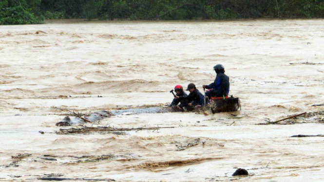 Nước sông Đakrông (Quảng Trị) tại cuồn cuộn đổ về do mưa lớn từ thượng nguồn - Ảnh: MINH HIỂN