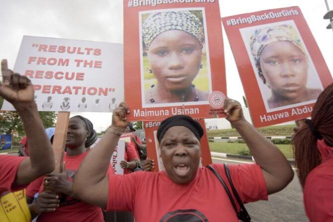 Người dân Nigeria biểu tình kêu gọi chính phủ nỗ lực giải cứu các nữ sinh Chibok - Ảnh: AFP