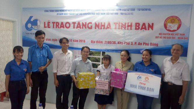 Đại diện Hội LHTNVN TP.HCM trao tặng nhà tình bạn cho bạn Nguyễn Thị Thu Hồng - Ảnh: C.K.