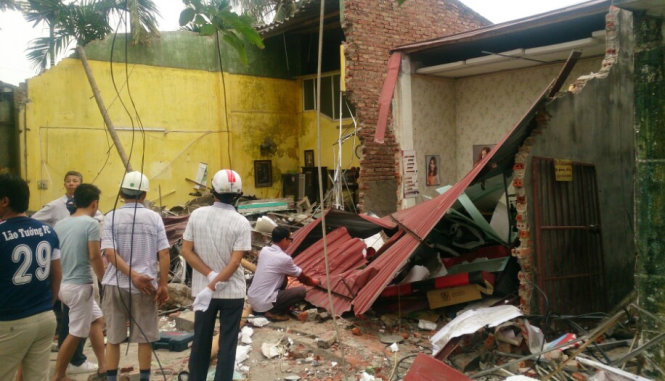 Ngôi nhà số 466 nằm ven đường Phạm Văn Đồng bị sập gần như hoàn toàn sau khi xe container tông phải - Ảnh: T.H
