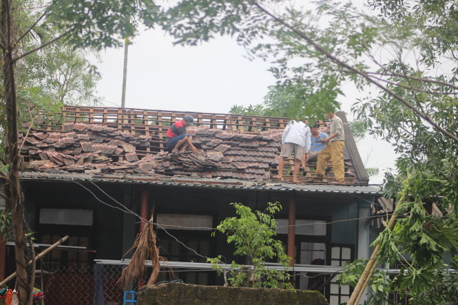 Lốc xoáy làm tốc mái nhà dân tại thôn Đại Hào, xã Triệu Đại, Triệu Phong (Quảng Trị) – Ảnh: QUỐC NAM