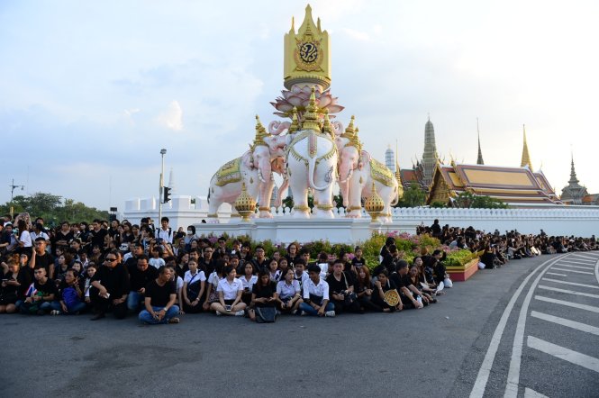 Sau lễ rước linh cữu Vua Bhumibol vẫn còn hàng ngàn người dân Thái nán lại cầu nguyện trước Hoàng Cung - Ảnh: Thuận Thắng