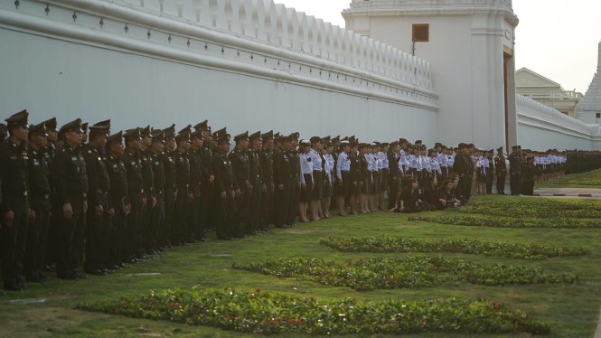 Các tướng lĩnh, sĩ quan quân đội hoàng gia Thái Lan chờ đón thi hài vua Bhumibol trong khuôn viên cung điện - Ảnh: Thuận Thắng
