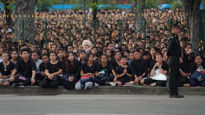 Người dân đứng rất đông hai bên đường chờ đoàn xe chở thi hài vua Bhumibol - Ảnh: Thuận Thắng