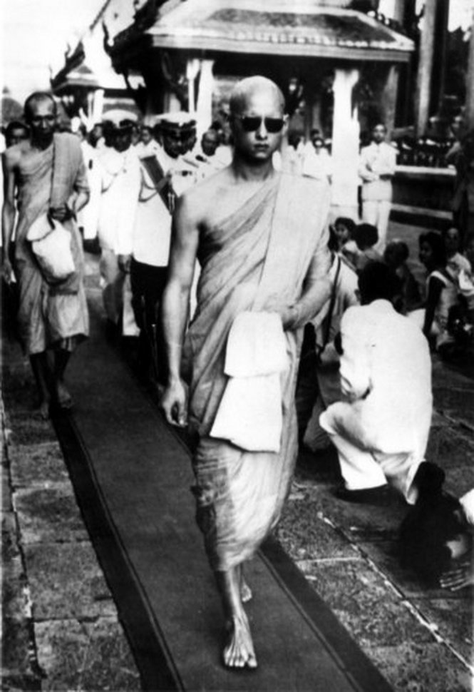Quốc vương Bhumibol đi khất thực năm 1956 - Ảnh: AP