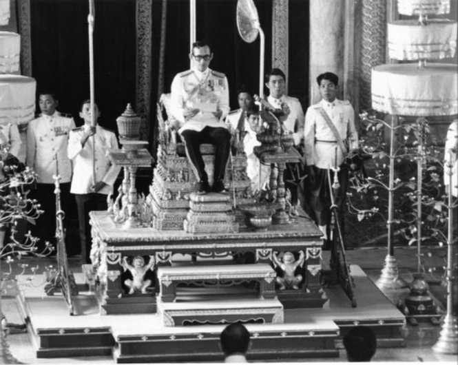 Quốc vương dự một sự kiện ở Bangkok năm 1976 - Ảnh: AP