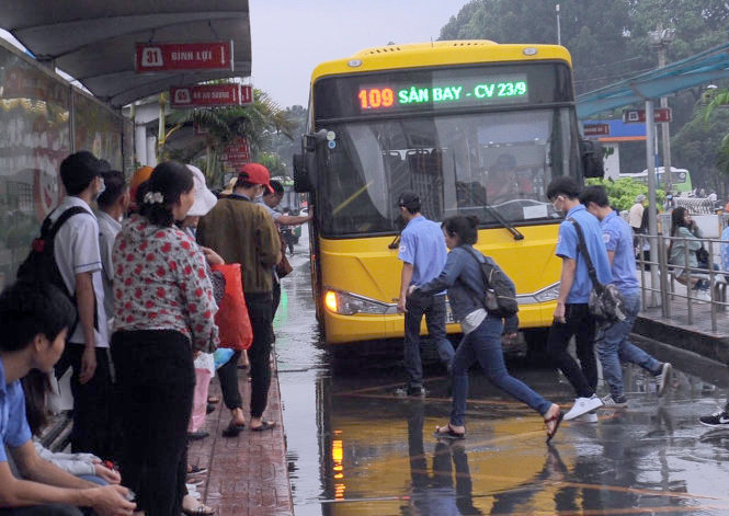 Từ nhu cầu của người dân, tuyến xe buýt sân bay Tân Sơn Nhất - công viên 23-9 (TP.HCM) mới được đưa vào hoạt động phục vụ hành khách - Ảnh: TỰ TRUNG