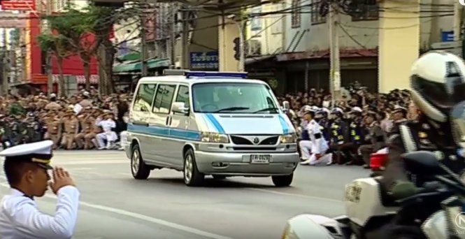 Xe chở linh cữu Quốc vương Thái di chuyển trên đường phố Bangkok - Ảnh chụp màn hình.