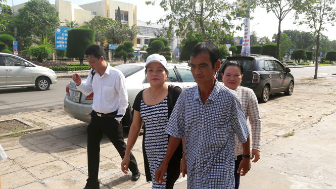 Ông Huỳnh Văn Nén đến TAND tỉnh Bình Thuận ngày 14-10 - Ảnh: NG.NAM