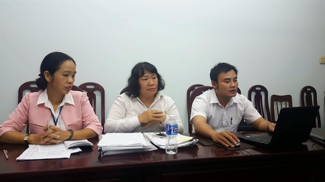 Các thành viên của TAND tỉnh Bình Thuận trong cuộc thương lượng bồi thường ngày 14-10 - Ảnh: HUỲNH NGHĨA
