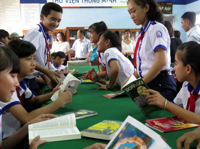 Các em học sinh Trường THCS Đoàn Giỏi vui mừng đón nhận các sách mới của nhà văn Đoàn Giỏi về đến thư viện -Ảnh: L.ĐIỀN