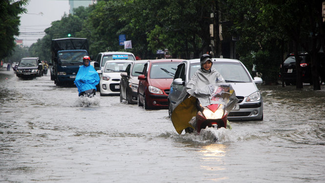 Mưa lớn làm tuyến đường Nguyễn Văn Cừ - một trong những tuyến phố chính của TP Vinh ngập sâu hơn 0,5m sáng 15-10 - Ảnh: DOÃN HÒA