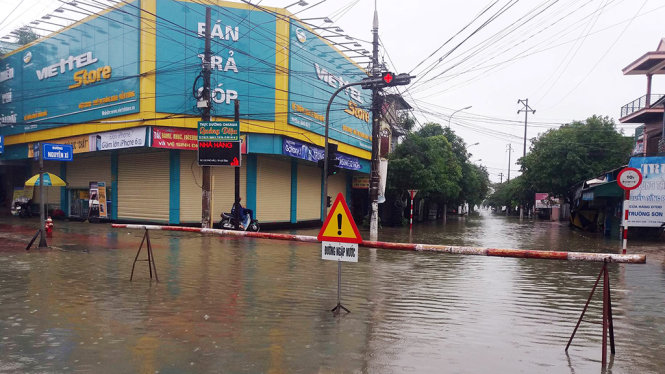 Một tuyến phố ở TP Hà Tĩnh bị cấm đường do nước ngập sâu chiều 15-10 - Ảnh: DOÃN HÒA