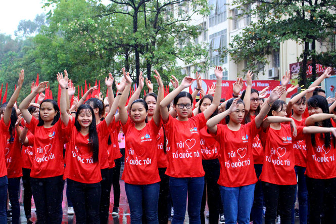 Hàng ngàn bạn trẻ thủ đô háo hức tham gia ngày hội “Tôi yêu Tổ quốc tôi” trong cơn mưa lớn - Ảnh: HÀ THANH