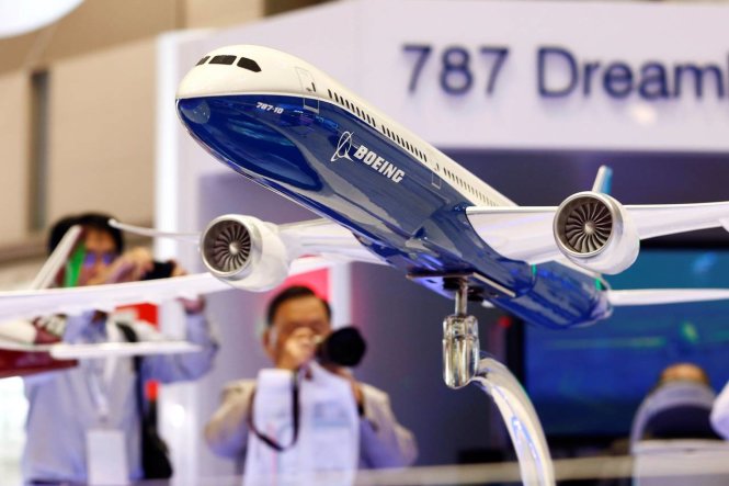 Khách tham quan chụp ảnh một mẫu máy bay 787 Dreamliner của hãng Boeing trong triển lãm hàng không Nhật Bản 2016 tại Tokyo tuần này. Boeing là một trong các tập đoàn của Mỹ dự kiến sẽ được hưởng lợi từ hiệp định TPP - Ảnh: Reuters