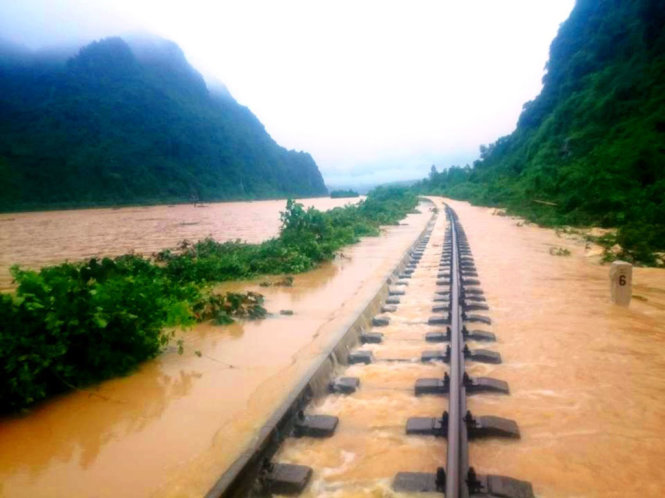 Đường sắt bị hư hỏng nặng tại huyện Tuyên Hóa - Ảnh: XUÂN TRƯỜNG