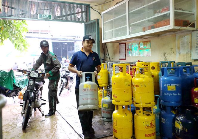 Kinh doanh gas trên đường Nơ Trang Long, Q.Bình Thạnh (TP.HCM) - Ảnh: HỮU THUẬN