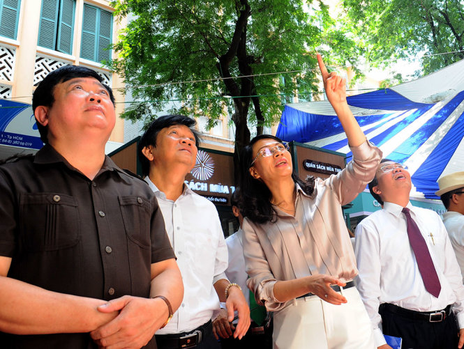 Ông Nguyễn Thế kỷ, giám đốc đài Tiến nói Việt Nam, ông Lê Thái Hỷ, giám đốc Sở Thông tin Truyền thông TP.HCM và Phó chủ tịch UBND TP.HCM Nguyễn Thị Thu (Từ phải sang) bên ngọn hải đăng chủ quyền VN giữa lòng TP.HCM, khánh thành sáng 15-10-2016 - Ảnh: TỰ TRUNG