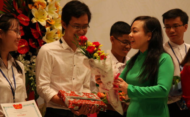Bộ trưởng Bộ Y tế Nguyễn Thị Kim Tiến tặng quà khen thưởng các sinh viên khoa y Trường ĐH Y dược TP.HCM có thành tích học tập tốt. - Ảnh: TRẦN HUỲNH