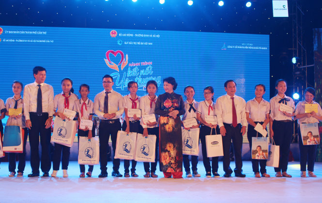 Chủ tịch Quốc hội Nguyễn Thị Kim Ngân trao học bổng cho các em học sinh
 - Ảnh: T.Tùng