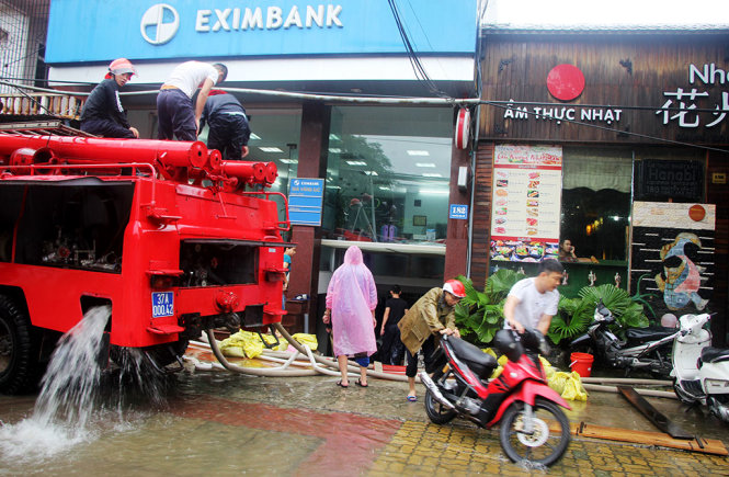 Nước ngập tràn vào tầng hầm của một ngân hàng trên đường Nguyễn Văn Cừ, TP Vinh sáng 15-10 - Ảnh: DOÃN HÒA