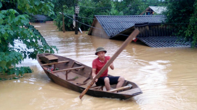 Nhiều xã ở huyện Hương Khê bị cô lập do mưa lũ, người dân phải đi lại bằng thuyền - Ảnh: VĂN ĐỊNH