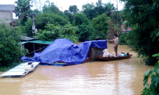 Mưa lũ khiến cuộc sống người dân ở Hương Khê khốn khó khi đi lại bằng thuyền, dùng bè nổ để bảo vệ tài sản - Ảnh: VĂN ĐỊNH