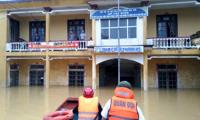 Nước lũ khiến cho tầng 1 ủy ban xã Phương Mỹ, huyện Hương Khê bị ngập nặng - Ảnh: VĂN ĐỊNH