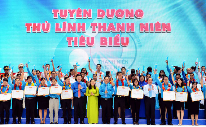 Tuyên dương thủ lĩnh thanh niên tiêu biểu trong lễ kỷ niệm 60 năm Ngày truyền thống Hội LHTN Việt Nam - Ảnh: DUYÊN PHAN