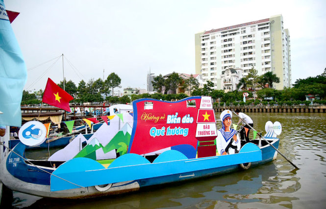 Thuyền rồng có chủ đề “Hướng về biển đảo quê hương” chuẩn bị cho cuộc diễu hành trên kênh Nhiêu Lộc - Thị Nghè Ảnh: HỮU THUẬN