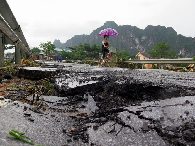 Đường quốc lộ 12 đi qua huyện Tuyên Hóa (Quảng Bình) nhiều đoạn bị hư hỏng nặng - Ảnh: TẤN VŨ