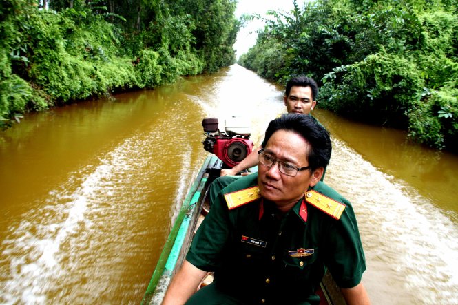 Trung tá Trần Quốc Tý (phía trước) và thượng úy Phạm Hoàng Giang trong một chuyến tuần tra bảo vệ rừng - Ảnh: TẤN ĐỨC