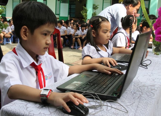Học sinh Trường tiểu học Núi Thành (quận Hải Châu, Đà Nẵng) thực hành mượn, đọc sách tại thư viện điện tử - Ảnh: ĐOÀN CƯỜNG