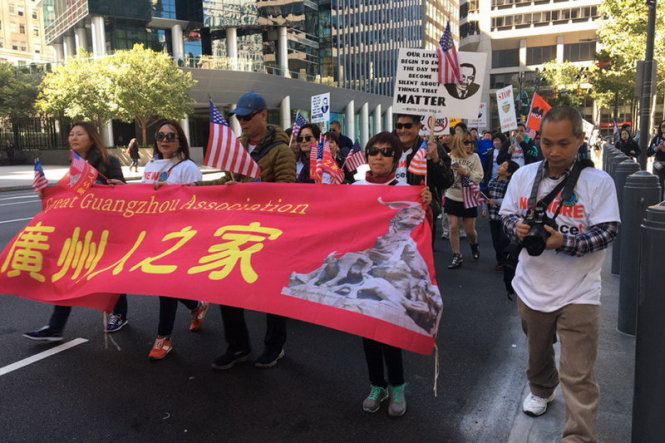 Người Mỹ gốc Hoa ở Philadelphia bắt đầu xuống đường biểu tình từ chiều 15-10. Ảnh: Philly