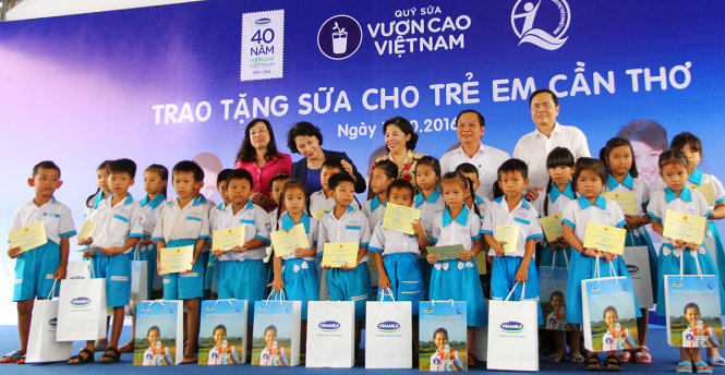 Chủ tịch Quốc hội Nguyễn Thị Kim Ngân cùng lãnh đạo Công ty cổ phần sữa VN và lãnh đạo TP Cần Thơ cùng trao sữa cho trẻ em TP Cần Thơ sáng 16-10 - Ảnh: CHÍ QUỐC