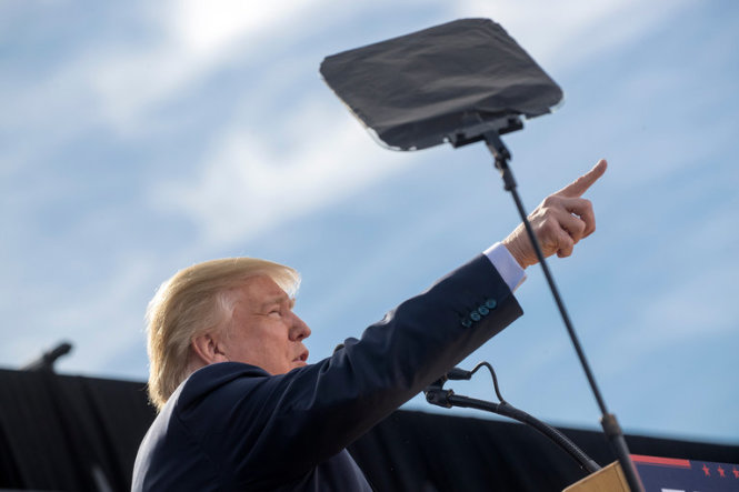 Ông Trump phát biểu trước đám đông ủng hộ tại  Portsmouth, New Hampshire ngày 15-10 - Ảnh: NYT