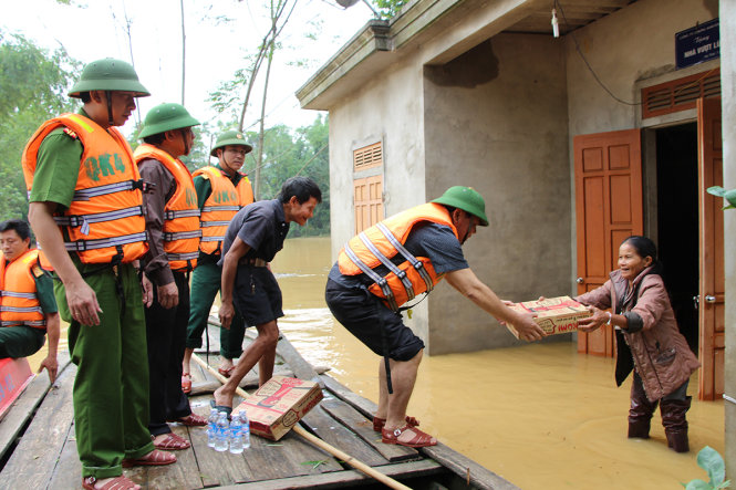 Lãnh đạo huyện Vũ Quang trao mì tôm tiếp tế cho hộ dân thôn Liên Châu xã Đức Liên