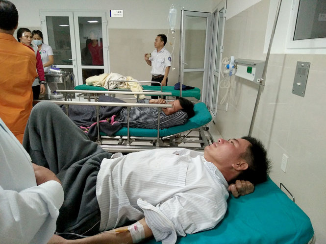 Hai thuyền viên Thành và Thắng đã được đưa vào bệnh viện hữu nghị Việt Nam-Cu Ba Đồng Hới cấp cứu – Ảnh: MINH NGỌC