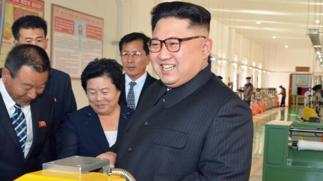 Nhà lãnh đạo Triều Tiên  Kim Jong Un đích thân giám sát một số vụ thử tên lửa của nước này - Ảnh: Reuters

