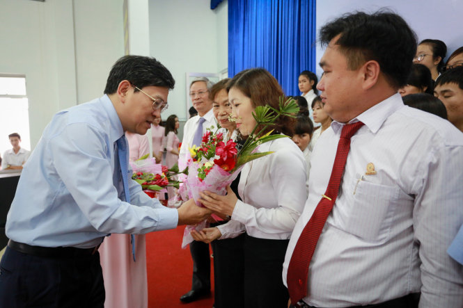 Ông Nguyễn Duy Bắc, phó chủ tich UBND tỉnh Khánh Hòa (trái) tặng hoa cho đại diện các nhà tài trợ, đơn vị tổ chức chương trình - Ảnh: TIẾN THÀNH