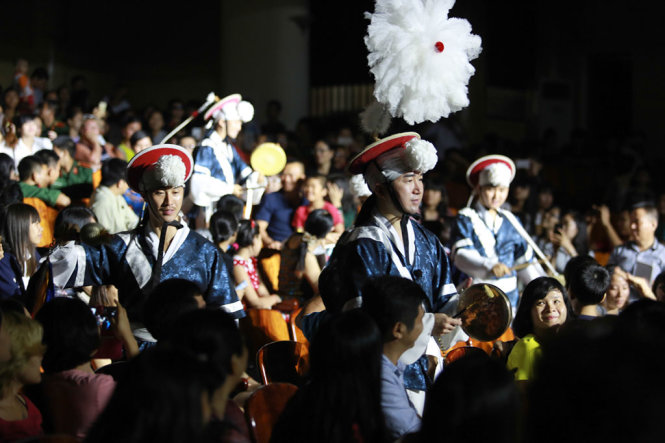 Các nghệ sĩ Hàn Quốc biểu diễn trống Pangut, điệu múa kết hợp giữa âm nhạc và nghệ thuật thể hiện nét văn hóa đặc sản của Hàn Quốc - Ảnh: TIẾN THÀNH