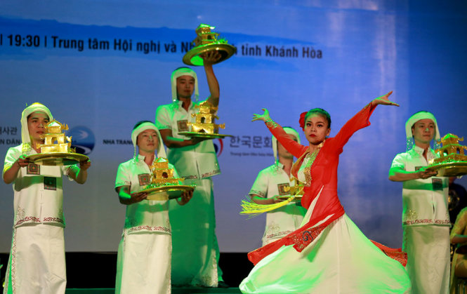 Đoàn nghệ thuật Hải Đăng (Khánh Hòa) biểu diễn múa truyền thống - Ảnh: TIẾN THÀNH