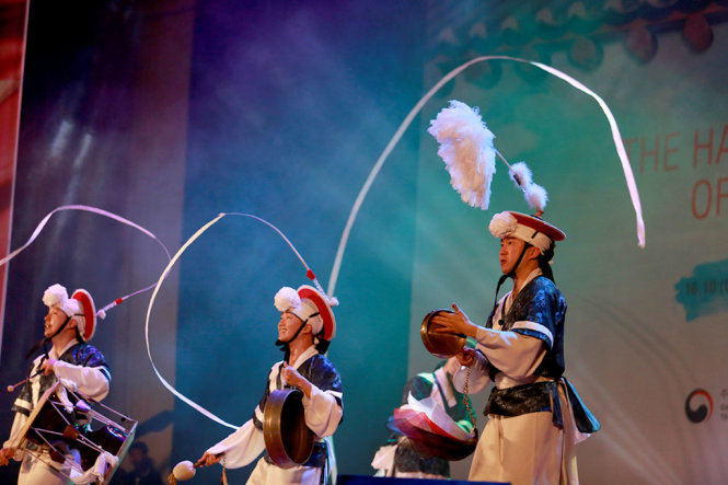 Các nghệ sĩ Hàn Quốc biểu diễn trống Pangut, điệu múa kết hợp giữa âm nhạc và nghệ thuật thể hiện nét văn hóa đặc sản của Hàn Quốc - Ảnh: TIẾN THÀNH