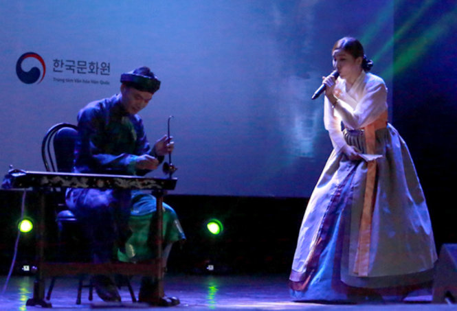 Một tiết mục kết hợp giữa nghệ sĩ đàn bầu Việt Nam và nghệ sĩ hát dân tộc tiếng Hàn - Ảnh: TIẾN THÀNH