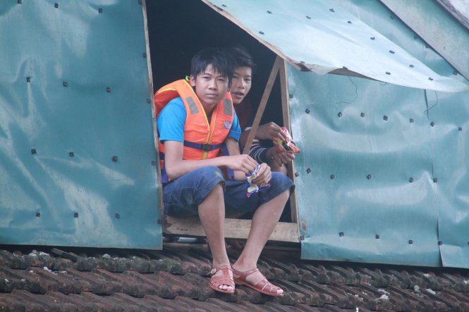 Với những người dân ở Tân Hóa, chưa có nhà bè khi lũ đến nhà bị ngập nước phải sống trên nóc nhà - Ảnh: HỮU KHÁ