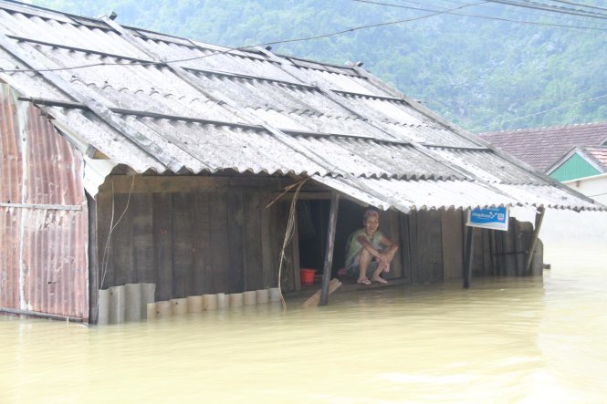 Nước ngập gần đến mái nhà buộc người dân ở rốn lũ Tân Hóa phải qua ở trong các căn nhà bè. Giờ đây nhà bè trở thành chiếc phao cứu sinh cho dân Tân Hóa trong mùa lũ - Ảnh: HỮU KHÁ